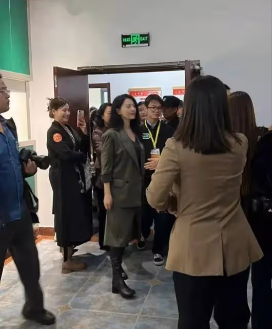 高圓圓重返校園,參加母校校慶超開心,本人大氣穩重,受熱情迎接