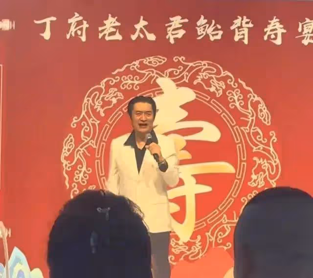 滿文軍現身壽宴演出,被吐槽事業下滑嚴重,過壽家庭被指不簡單