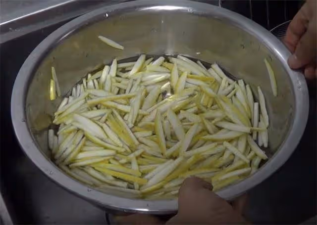柚子皮不用再扔了,詳細的柚子皮糖做法,簡單一炒就做好,收藏了