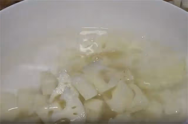 愛吃藕的要收藏了,一道酸辣藕丁,酸辣過癮,脆嫩爽口,太好吃了
