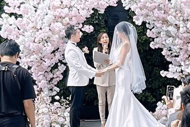 香港女星正式註冊結婚,在星級酒店低調辦婚禮,當第三者成功上位