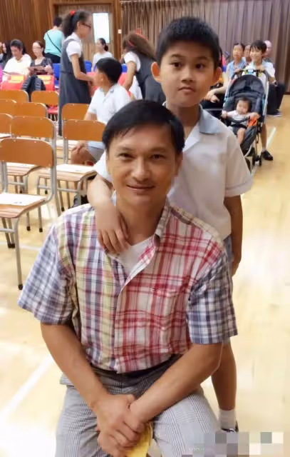 TVB前小生陳錦鴻公開自閉兒子心酸史,如今已成學霸,鋼琴達到演奏級別