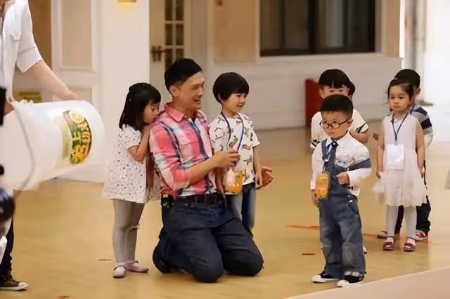 TVB前小生公開自閉兒子心酸史，如今已成學霸，鋼琴達到演奏級別