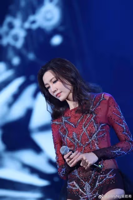 悲痛!TVB力捧小花自曝奶奶離世,帶著傷痛開演唱會被贊敬業