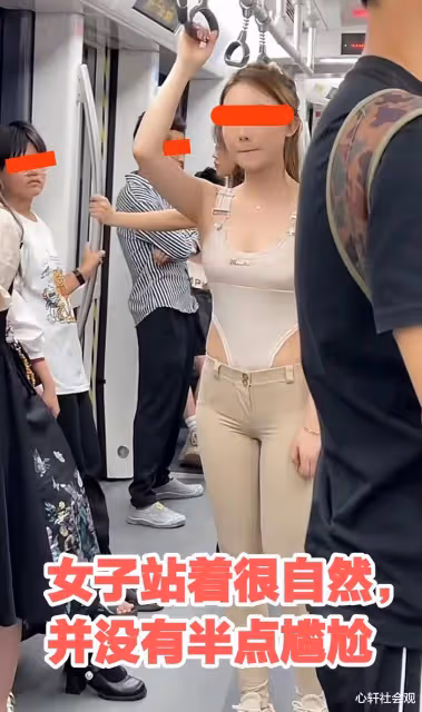 浙江:女子穿特色衣服坐地鐵,網友:這麼好看的姑娘被一件衣服毀了。