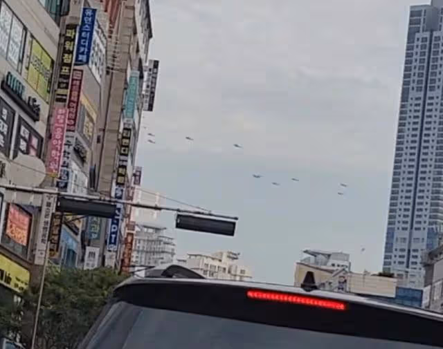 韓軍演練大批直升機黑壓壓飛過頭頂機，數量近乎遮天蔽日！