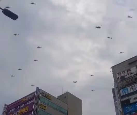 韓軍演練大批直升機黑壓壓飛過頭頂機,數量近乎遮天蔽日!