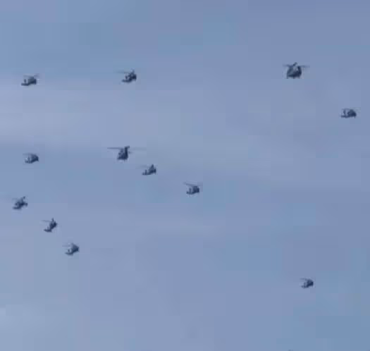 韓軍演練大批直升機黑壓壓飛過頭頂機,數量近乎遮天蔽日!