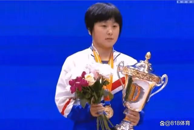 呵護!金琴英勇奪朝鮮首個亞洲冠軍,領導見她穿得單薄脫大棉襖給她