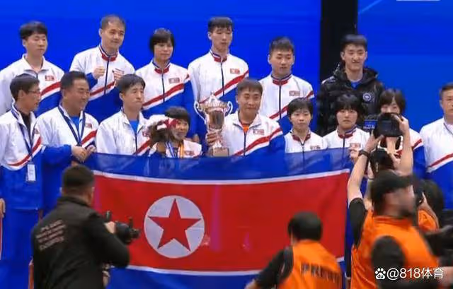 呵護!金琴英勇奪朝鮮首個亞洲冠軍,領導見她穿得單薄脫大棉襖給她