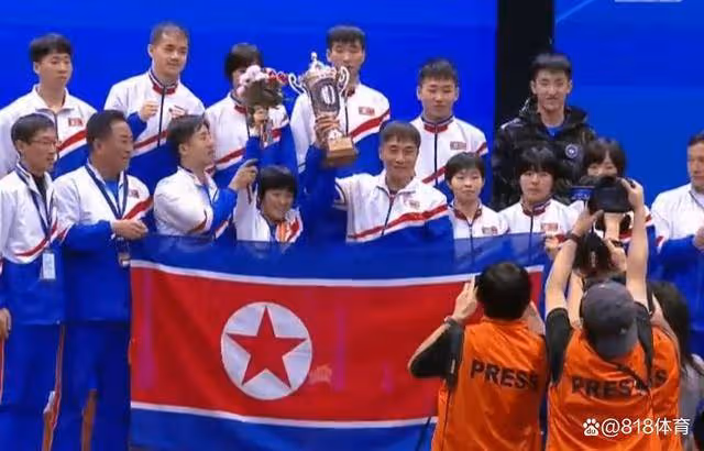 呵護!金琴英勇奪朝鮮首個亞洲冠軍,領導見她穿得單薄脫大棉襖給她