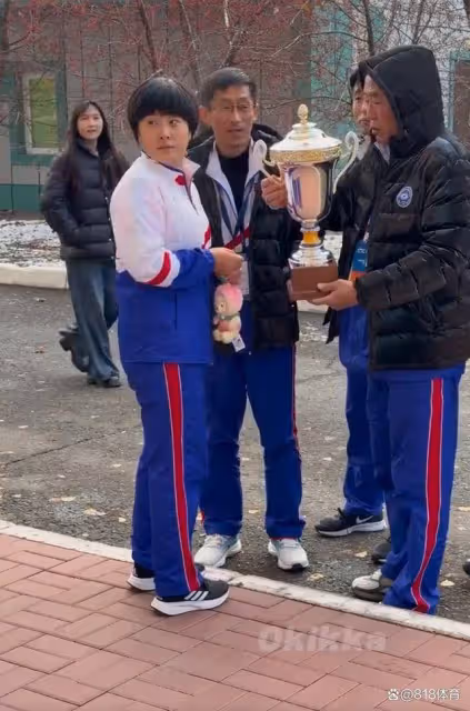 呵護!金琴英勇奪朝鮮首個亞洲冠軍,領導見她穿得單薄脫大棉襖給她