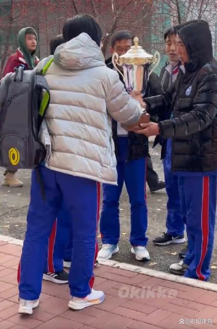 呵護!金琴英勇奪朝鮮首個亞洲冠軍,領導見她穿得單薄脫大棉襖給她