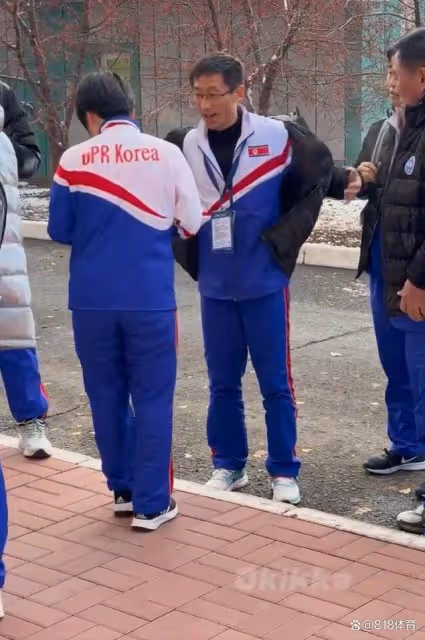 呵護!金琴英勇奪朝鮮首個亞洲冠軍,領導見她穿得單薄脫大棉襖給她