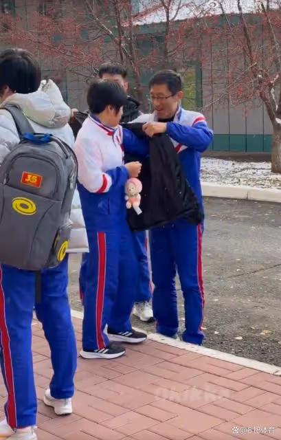 呵護!金琴英勇奪朝鮮首個亞洲冠軍,領導見她穿得單薄脫大棉襖給她