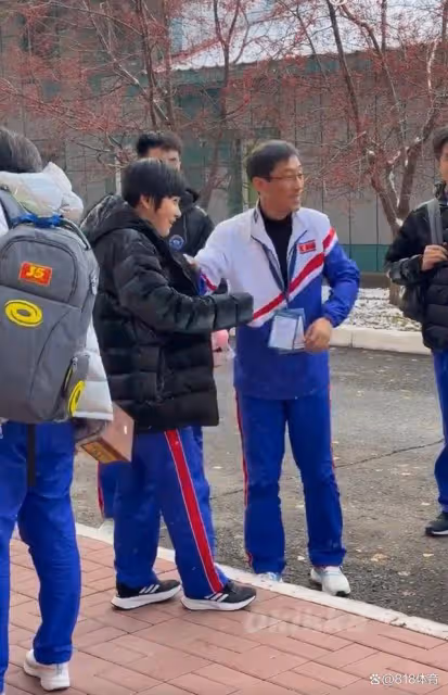 呵護!金琴英勇奪朝鮮首個亞洲冠軍,領導見她穿得單薄脫大棉襖給她