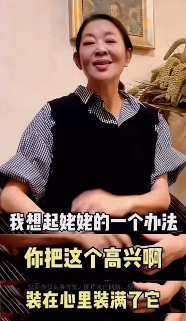 63歲倪萍現身暴瘦明顯，被指認不出，在家閒坐穿毛背心