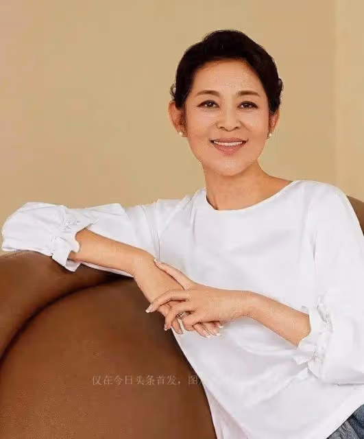 63歲倪萍現身暴瘦明顯，被指認不出，在家閒坐穿毛背心