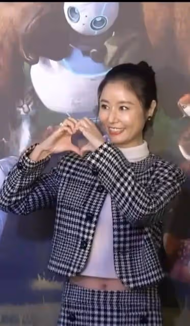 林心如最新美照來襲,48歲狀態真好,小香風套裙穿搭好美好減齡!
