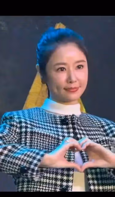 林心如最新美照來襲,48歲狀態真好,小香風套裙穿搭好美好減齡!