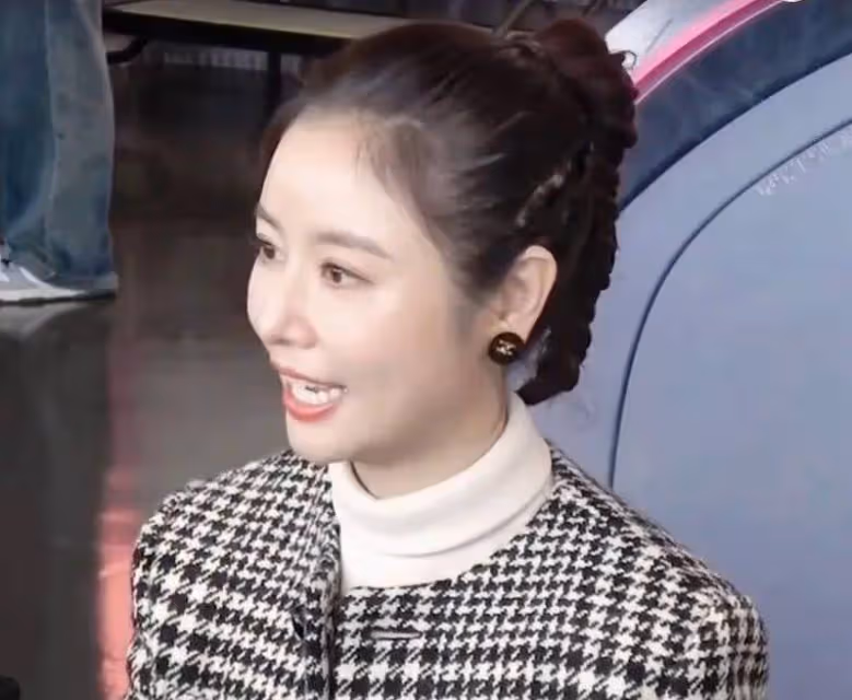 林心如最新美照來襲，48歲狀態真好，小香風套裙穿搭好美好減齡！