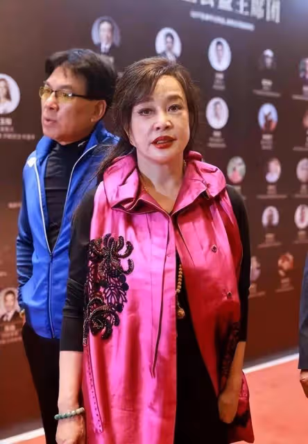 劉曉慶離開美顏,大濃妝難掩滿臉褶子,滄桑如普通奶奶,卻讓人越看越愛