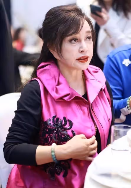 劉曉慶離開美顏,大濃妝難掩滿臉褶子,滄桑如普通奶奶,卻讓人越看越愛