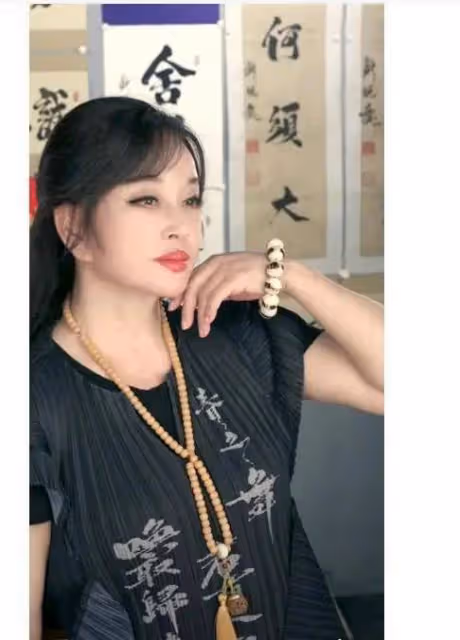 劉曉慶離開美顏,大濃妝難掩滿臉褶子,滄桑如普通奶奶,卻讓人越看越愛