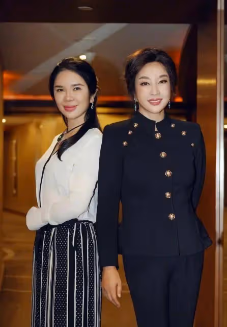 劉曉慶離開美顏,大濃妝難掩滿臉褶子,滄桑如普通奶奶,卻讓人越看越愛