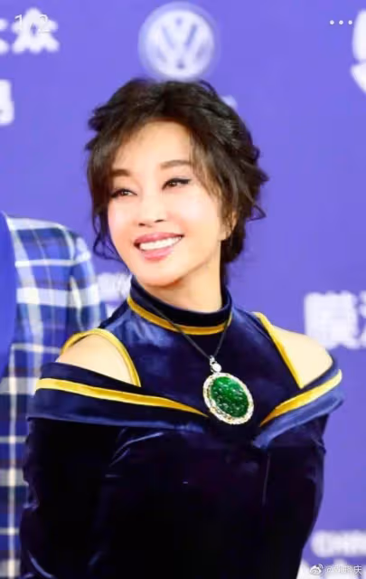 劉曉慶離開美顏,大濃妝難掩滿臉褶子,滄桑如普通奶奶,卻讓人越看越愛