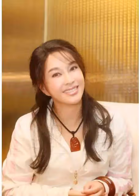 劉曉慶離開美顏,大濃妝難掩滿臉褶子,滄桑如普通奶奶,卻讓人越看越愛