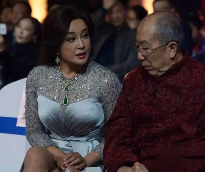 劉曉慶離開美顏,大濃妝難掩滿臉褶子,滄桑如普通奶奶,卻讓人越看越愛