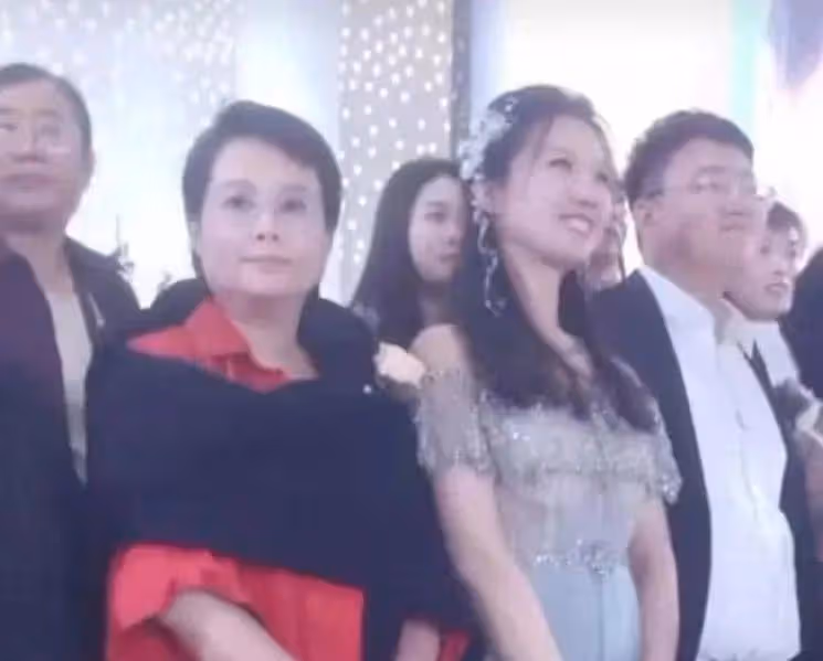 50歲袁立太真實了,不化妝,不醫美,一身中老年打扮,卻越看越舒服!