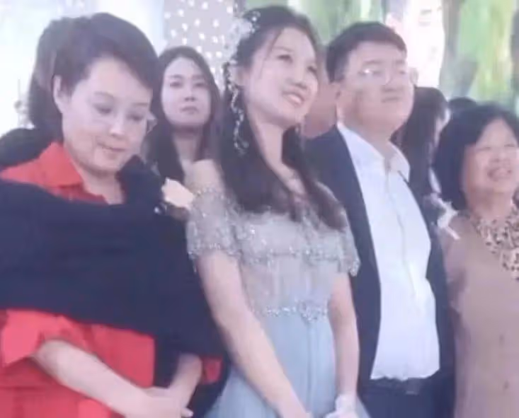 50歲袁立太真實了,不化妝,不醫美,一身中老年打扮,卻越看越舒服!