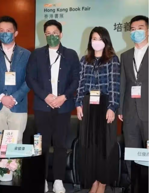 郭晶晶太會過日子了!穿2年前舊衣服為老公站台,難怪備受霍家寵愛!