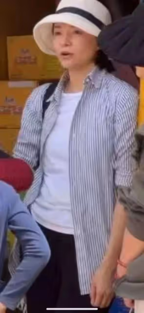 50歲董卿攜10歲兒子遊玩,手臂骨瘦如柴,曬得黝黑好接地氣