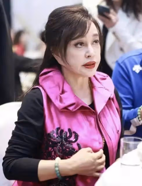 74歲王馥荔太真實!不扮嫩,不醫美,皺紋橫生,與劉曉慶差距一目了然