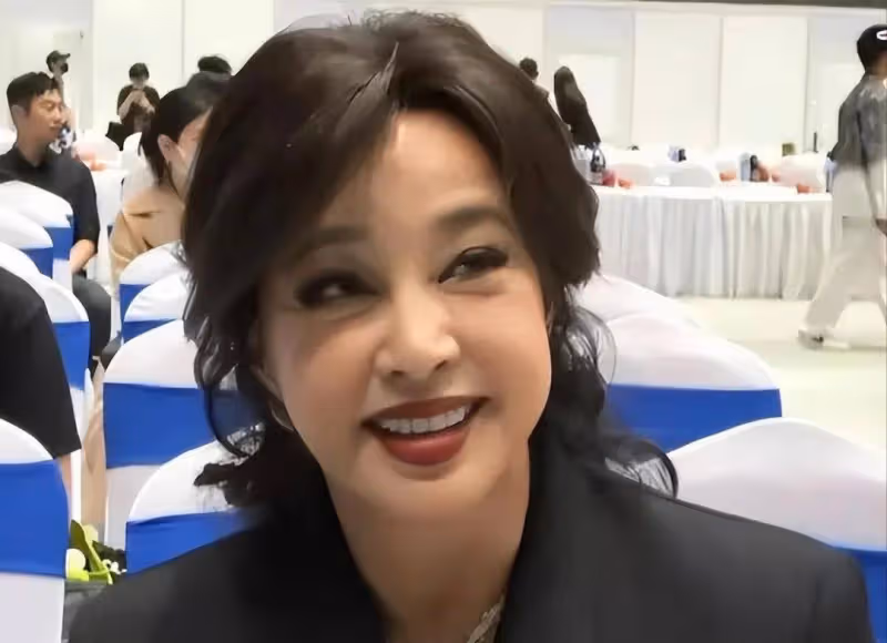 74歲王馥荔太真實!不扮嫩,不醫美,皺紋橫生,與劉曉慶差距一目了然