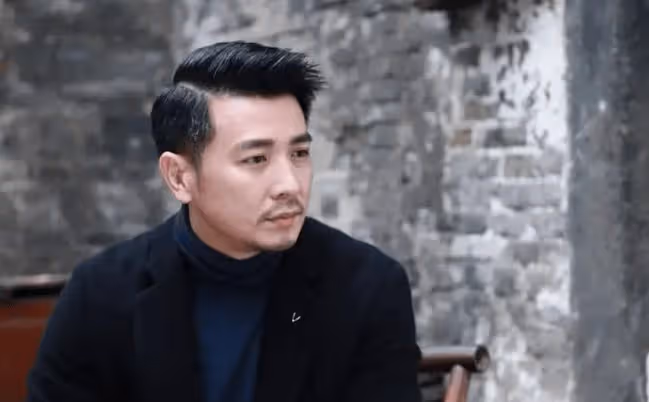 10年感情最終分手,與大6歲女演員結婚,妻子46歲生兒子