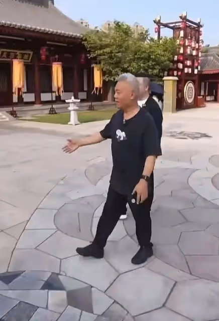 司馬南胖東來突然坐地上,兩名員工將他攙起,本人回應直播被叫停