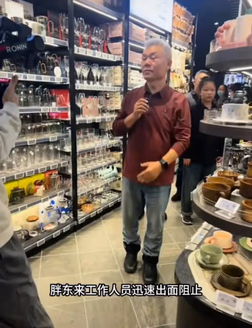 司馬南胖東來突然坐地上,兩名員工將他攙起,本人回應直播被叫停