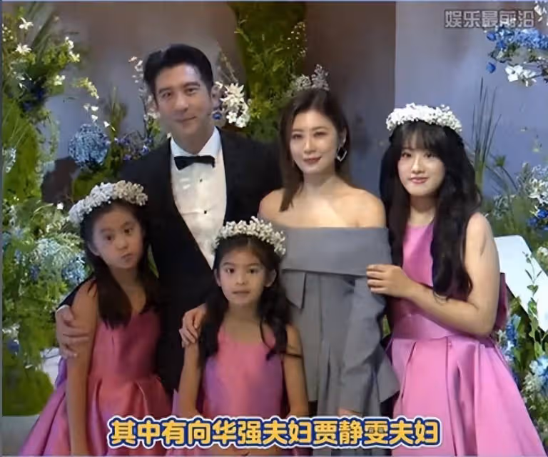 向華強參加蕭敬騰婚禮,面部蒼白四肢僵硬像蠟像,網友:兒子氣的