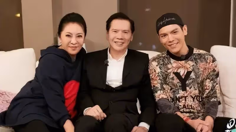 向華強參加蕭敬騰婚禮,面部蒼白四肢僵硬像蠟像,網友:兒子氣的