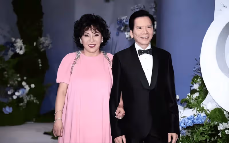 向華強參加蕭敬騰婚禮,面部蒼白四肢僵硬像蠟像,網友:兒子氣的