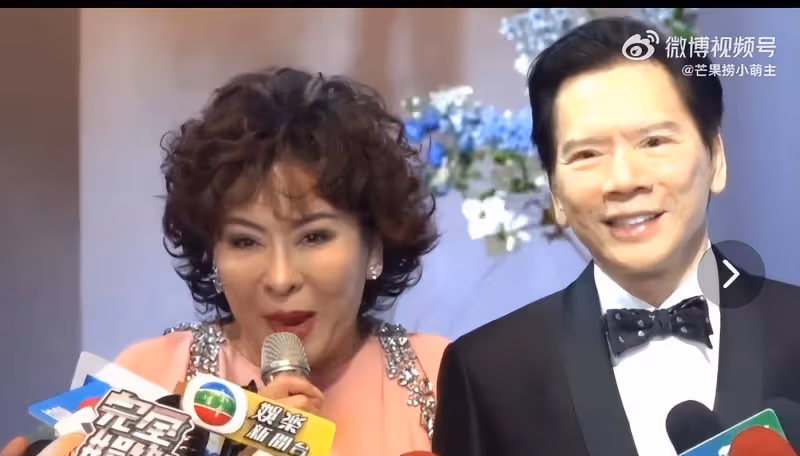 向華強參加蕭敬騰婚禮,面部蒼白四肢僵硬像蠟像,網友:兒子氣的