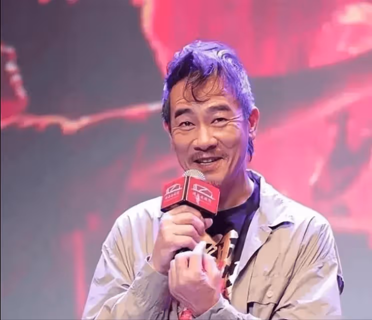 陳小春近照曝光!臉頰下垂滿布皺紋,網友:這是斷崖式衰老?