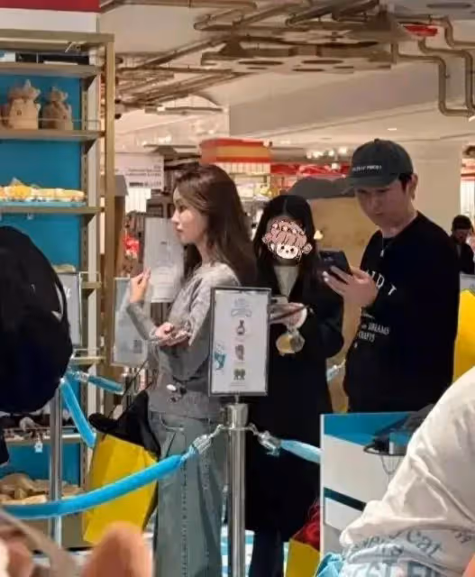 王思聰英國度假結束再回日本瀟灑,和女友懶懶感情升溫引網友猜測