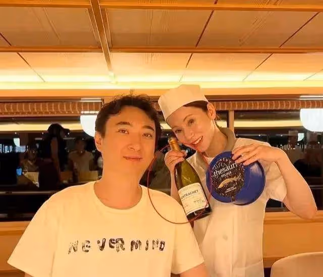 王思聰英國度假結束再回日本瀟灑,和女友懶懶感情升溫引網友猜測