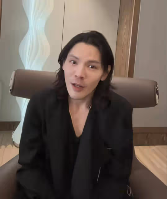 文章難得幽默模仿向佐,直言沒他聰明,未獲向佐回應顯尷尬