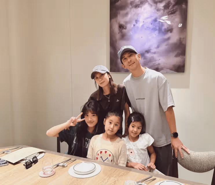賈靜雯參加蕭敬騰婚禮,卻被小女兒搶鏡,網友:專挑媽媽優點長